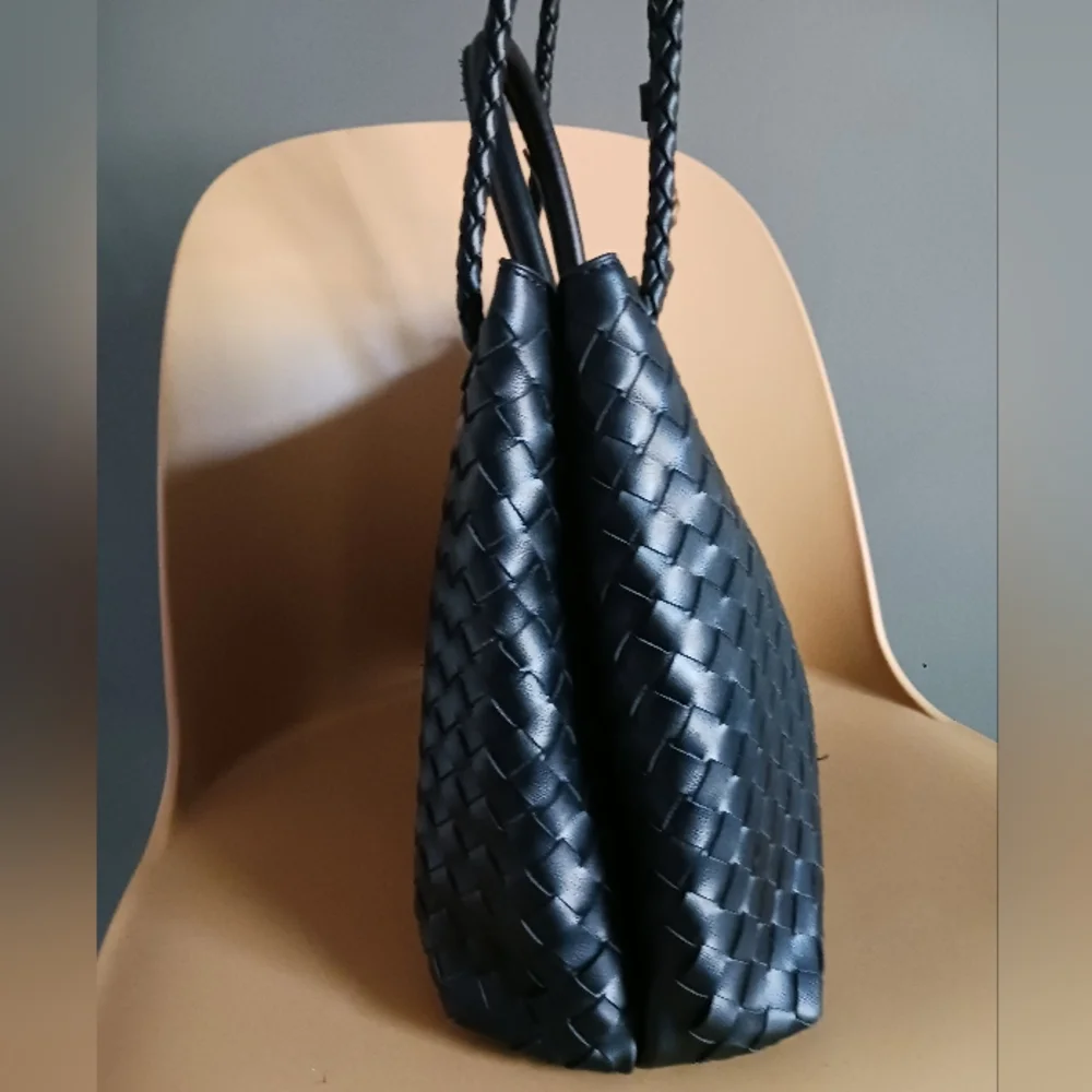 Elegant Black Woven Shoulder Bag - Picture 8 of 14
